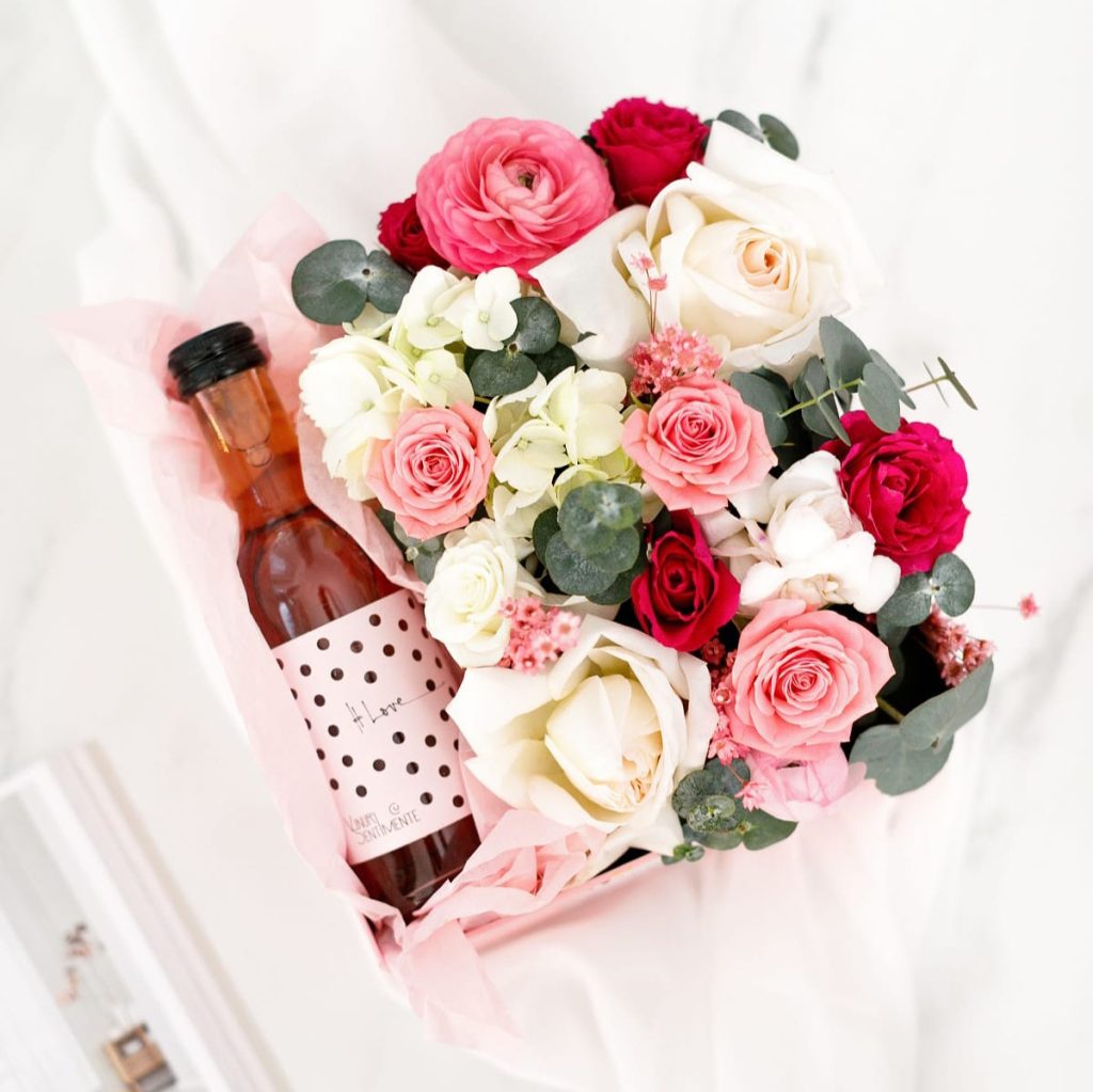 Cadou pentru Ea sau Cadou pentru Mama Cutie Mare flori si vin rose miniatura LOVE