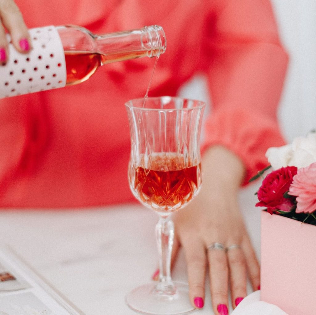 Cadou pentru Ea sau Cadou pentru Mama Cutie Mare flori si vin rose miniatura LOVE
