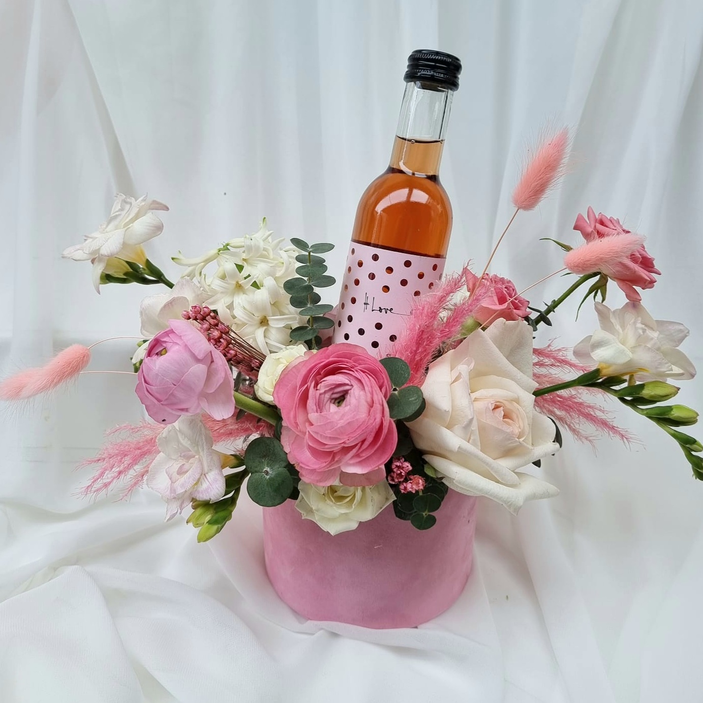 Cadou pentru Ea sau Cadou pentru Mama Aranjament flori si vin rose miniatura LOVE